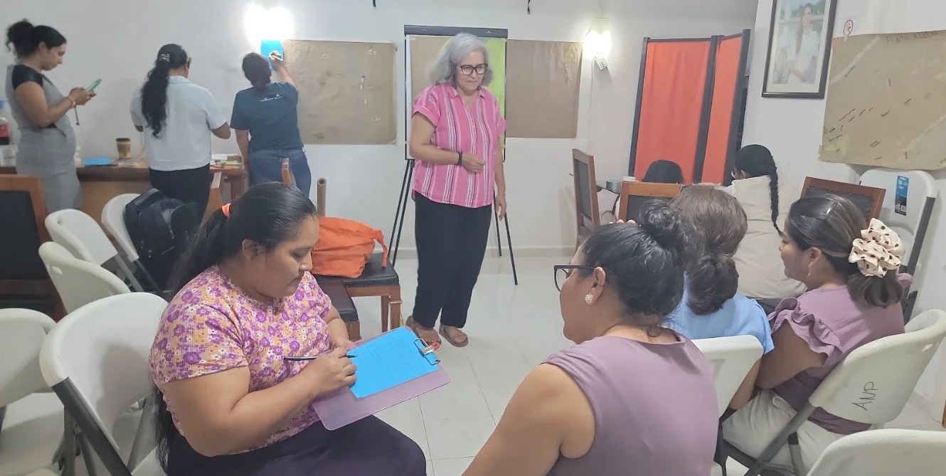 Mujeres empresarias se suman al cuidado y preservación del Sistema de Arrecifes Mesoamericano, en talleres impartidos por Mar Fund. Foto: marfund.org Mujeres empresarias se suman al cuidado y preservación del Sistema de Arrecifes Mesoamericano, en talleres impartidos por Mar Fund. Foto: marfund.org