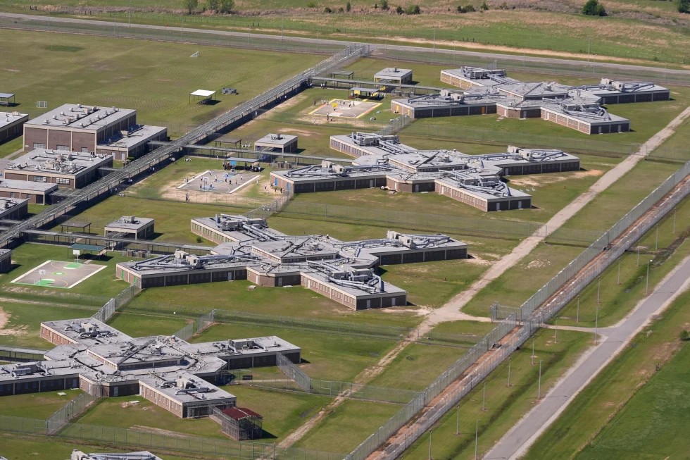 ICE flexibiliza normas de detención en favor de contratistas privados
