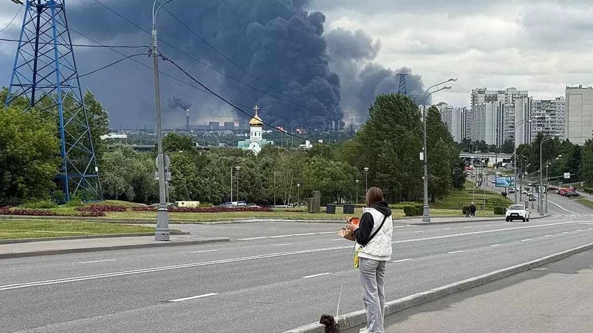 Ucrania lanza mayor ataque sobre Moscú e incendia refinería petrolera