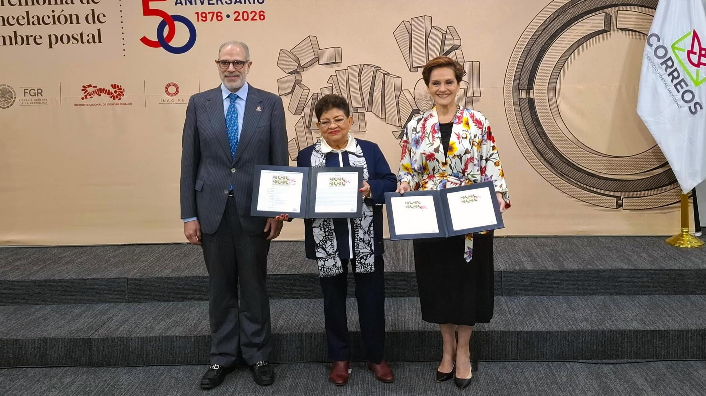 A la izquierda, Jorge Nader Kuri, director de INACIPE, seguido de Ernestina Godoy, fiscal general de México, y Violeta Abreu, directora general de Correos de México, 16 de junio de 2026. Imagen de las redes sociales de Correos de México. A la izquierda, Jorge Nader Kuri, director de INACIPE, seguido de Ernestina Godoy, fiscal general de México, y Violeta Abreu, directora general de Correos de México, 16 de junio de 2026. Imagen de las redes sociales de Correos de México.