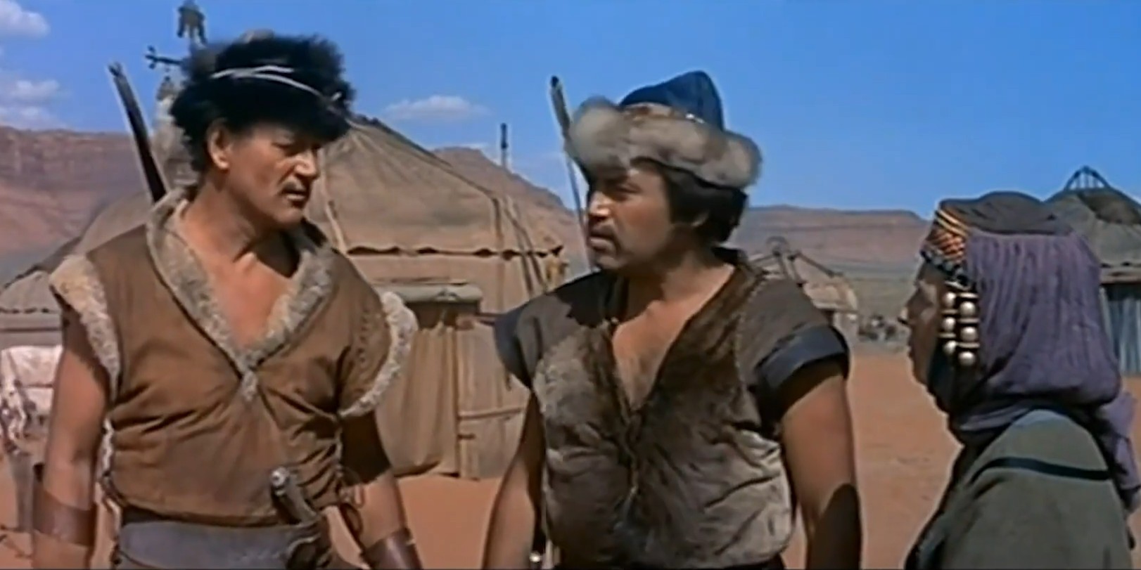 John Wayne, Pedro Armendáriz y Agnes Moorehead en una captura de pantalla de El conquistador (1956). John Wayne, Pedro Armendáriz y Agnes Moorehead en una captura de pantalla de El conquistador (1956).