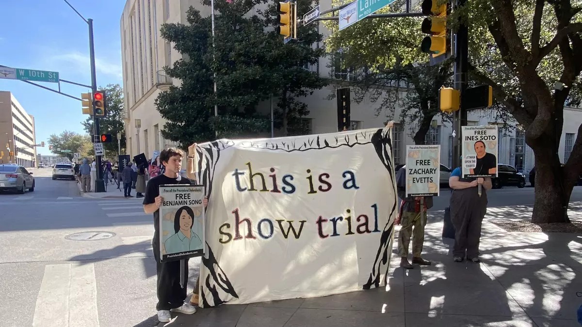 Tribunal condena a 100 años a autor de tiroteo frente a ICE en Texas