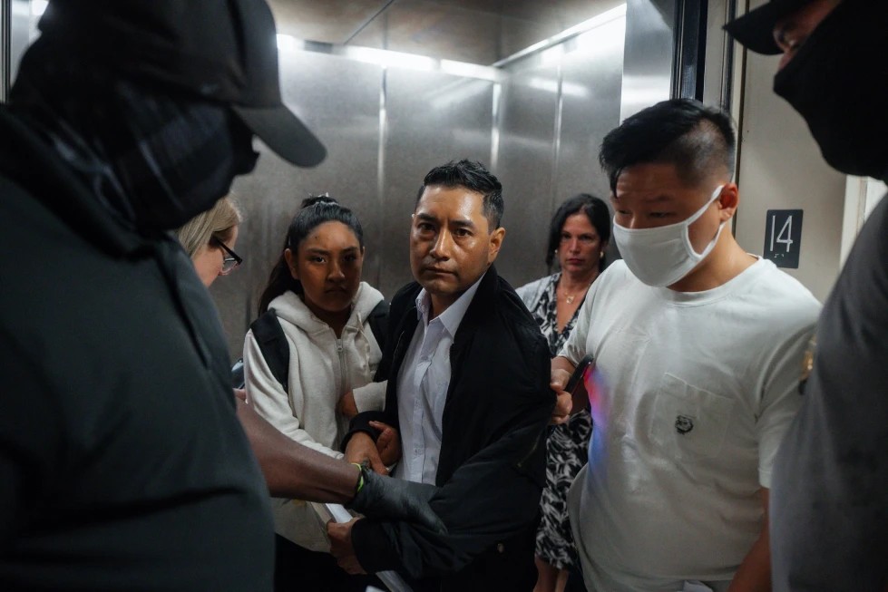 Juez bloquea arrestos migratorios de ICE dentro de tribunales