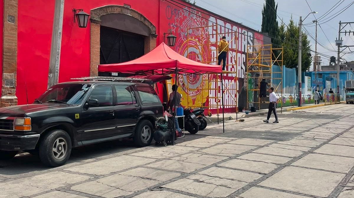 La hechura del mural “Gracias por esas alegrías”