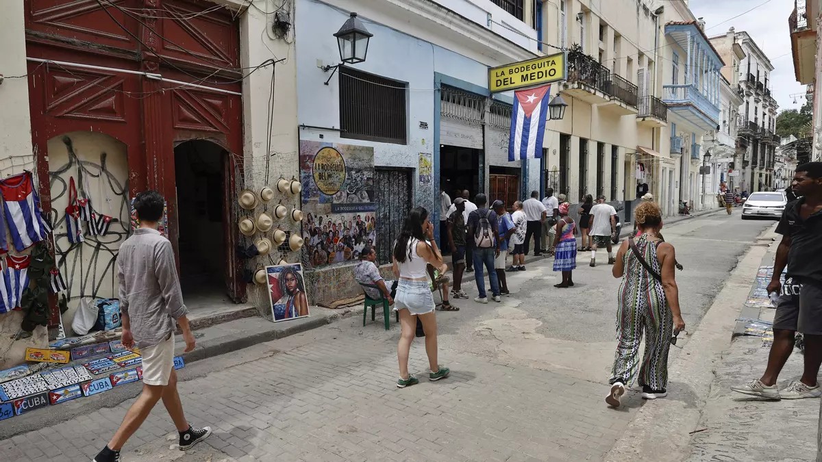 Fotografía del 6 de Junio de 2026 de personas caminando frente al bar y restaurante 'La Bodeguita del Medio' en La Habana (Cuba). Foto: EFE/ Ernesto Mastrascusa Fotografía del 6 de Junio de 2026 de personas caminando frente al bar y restaurante 'La Bodeguita del Medio' en La Habana (Cuba). Foto: EFE/ Ernesto Mastrascusa