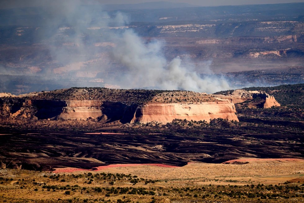 Incendios forestales entre Colorado y Utah dejan tres bomberos muertos