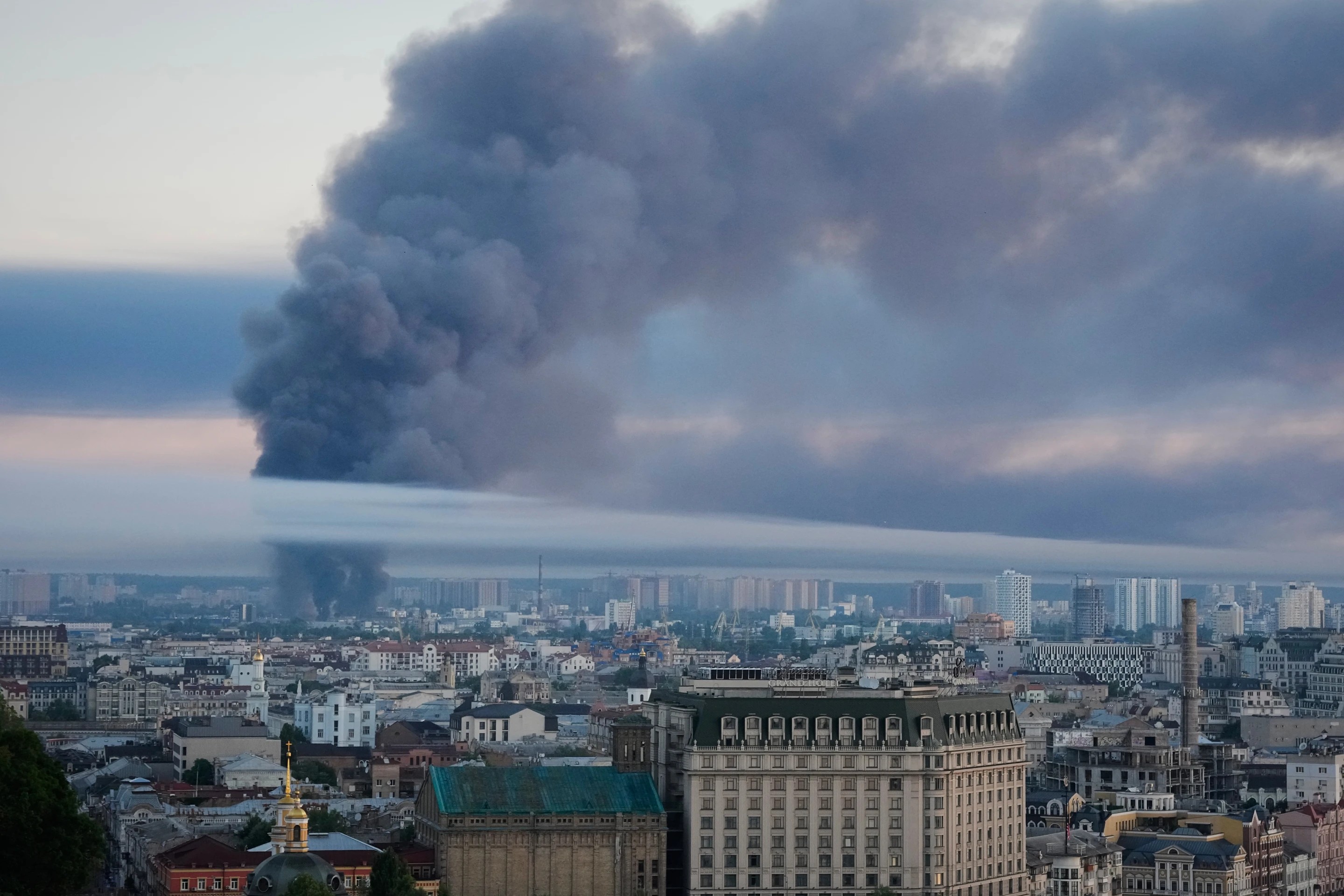 Rusia ataca con misiles y drones a Kiev y deja al menos 13 muertos