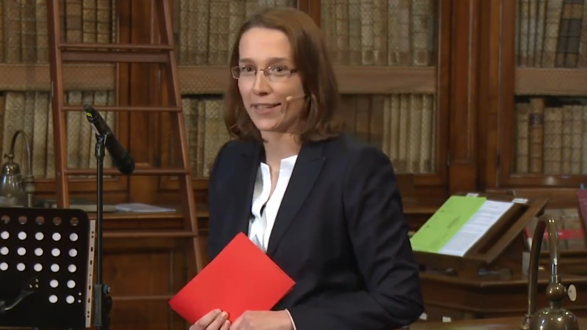 La filósofa y teóloga Doris Reisinger-Wagner durante una conferencia para Voices of Faith, 2 de diciembre de 2018. Captura de pantalla del vídeo en https://www.youtube.com/watch?v=zE-ApnCXL4E