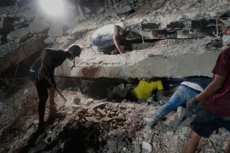 Venezuela busca desaparecidos mientras muertos ascienden a 4,333