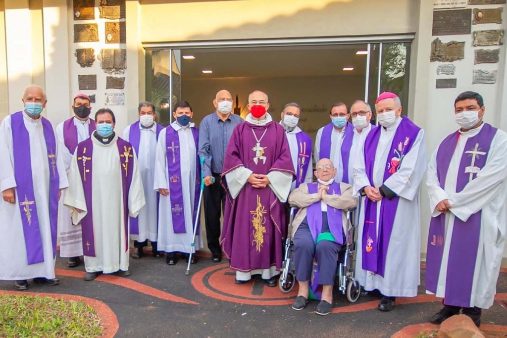 At center, the only cleric wearing a full chasuble and a ruby red facemask, Cardinal López Romero during a visit to Paraguay in the latter weeks of the pandemic, 2021. From the Paraguayan Salesians social media. At center, the only cleric wearing a full chasuble and a ruby red facemask, Cardinal López Romero during a visit to Paraguay in the latter weeks of the pandemic, 2021. From the Paraguayan Salesians social media.
