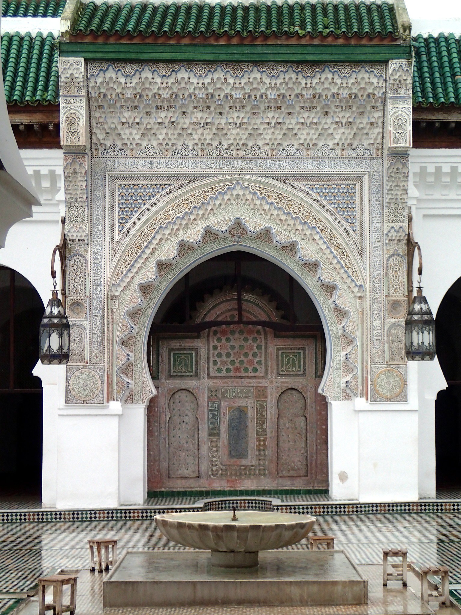 Una de las puertas del Palacio en Fez, Marruecos, llamado “verde“ por el decorado que lo distingue. Foto de Pranav Bhatt en www.flickr.com/photos/pranavbhatt/31899520670/in/photostream/.