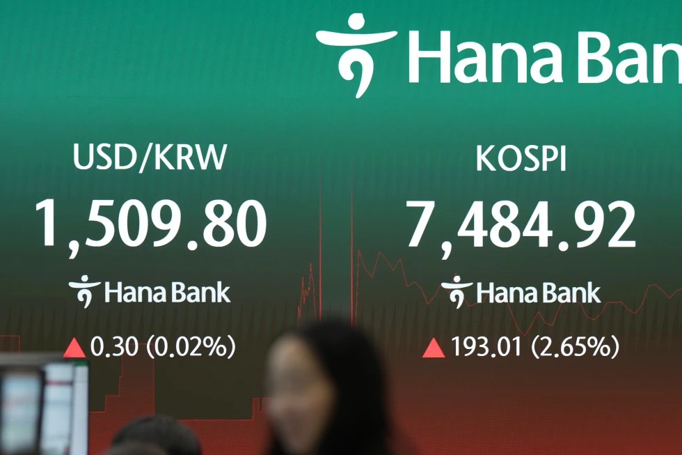 precios del petróleo suben y las acciones asiáticas caen tras ataques aéreos de EEUU e Irán