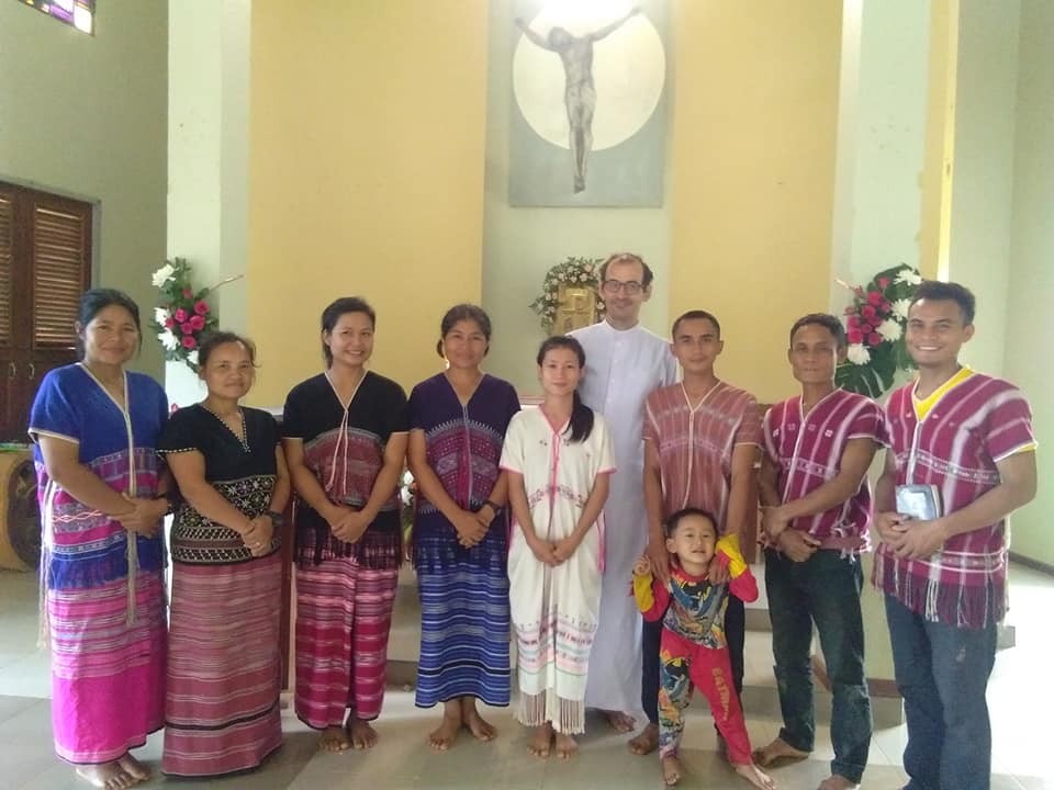 Al centro, con una sotana blanca, el padre Camille Rio, en la parroquia que tuvo a su cargo en Tailandia, 2020, con un grupo de personas de la comunidad local. Al centro, con una sotana blanca, el padre Camille Rio, en la parroquia que tuvo a su cargo en Tailandia, 2020, con un grupo de personas de la comunidad local.