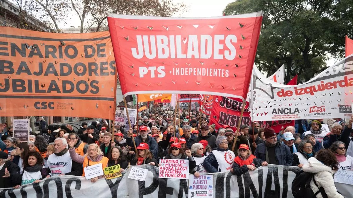 Miles de personas salen a la calle contra las reformas de Milei