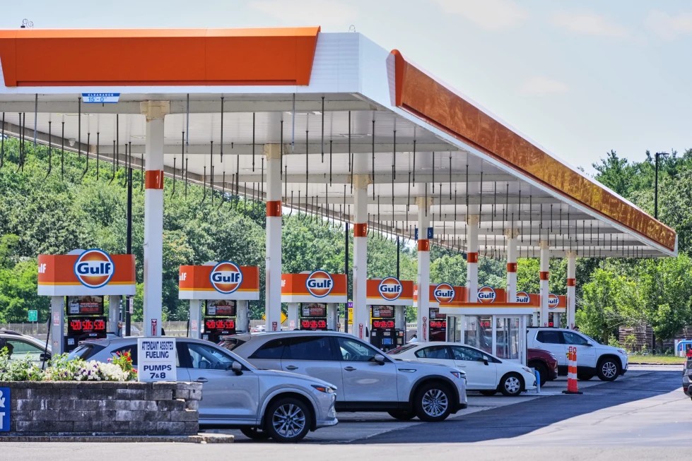 Precio del petróleo baja tras pausa de ataques entre EEUU e Irán
