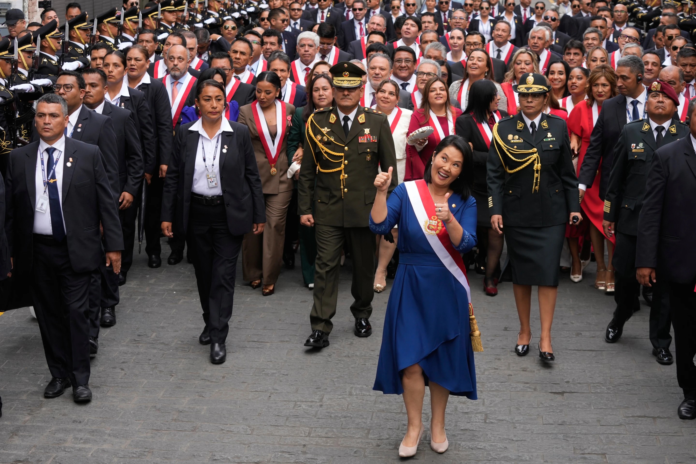 Keiko Fujimori asume la presidencia de Perú entre protestas y reclamos