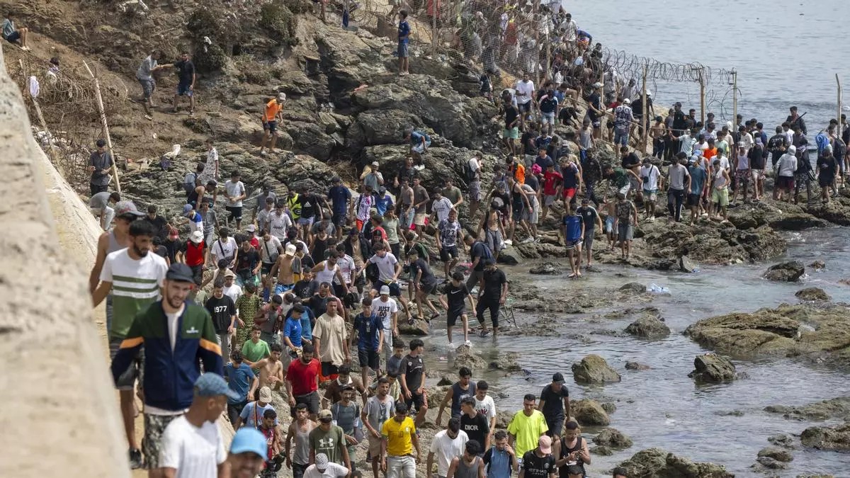 Ceuta enfrenta crisis humanitaria tras la llegada masiva de migrantes