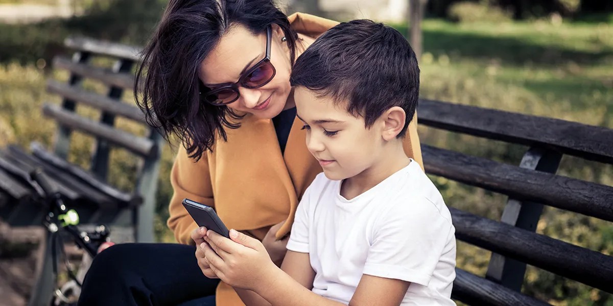No son las redes sociales; somos los adultos