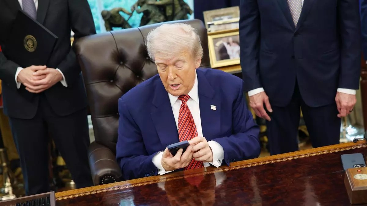 Trump cobra hasta 100 mil dólares por acceso anticipado a sus mensajes