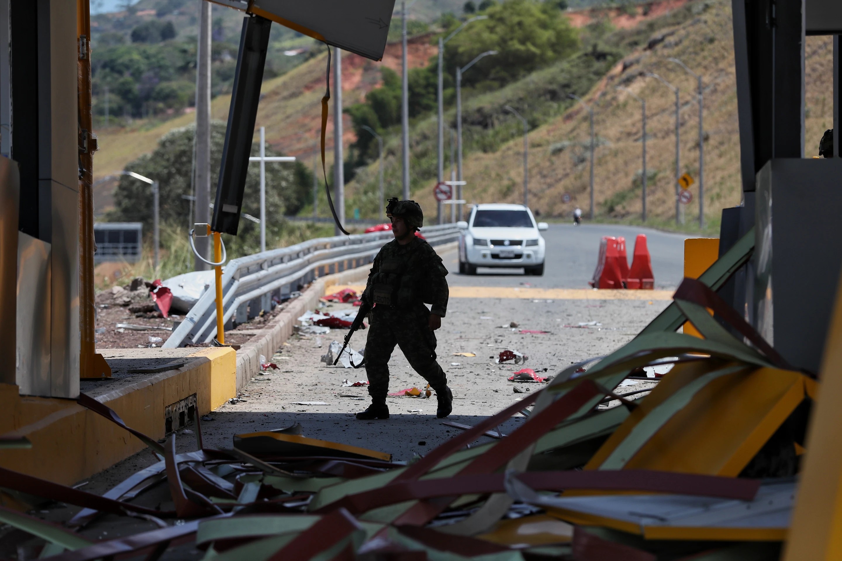 Ataque con explosivos sacude Colombia al iniciar de De la Espriella