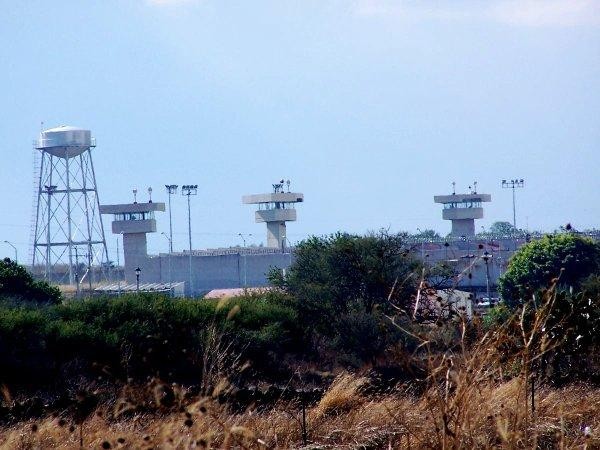 Dos internos mueren en el Cefereso 17 por golpiza y presunto suicidio