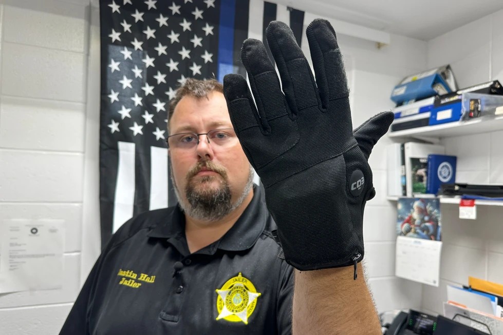 Zar fronterizo avala guantes eléctricos de ICE para evitar muertes