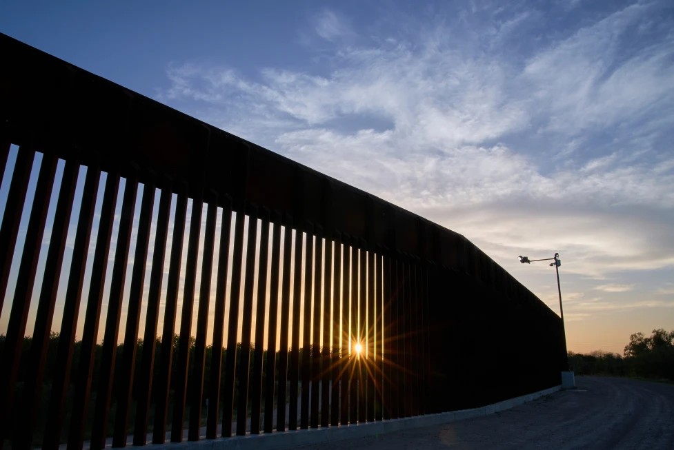 Juez avala muro fronterizo de Trump en reserva indígena de Arizona