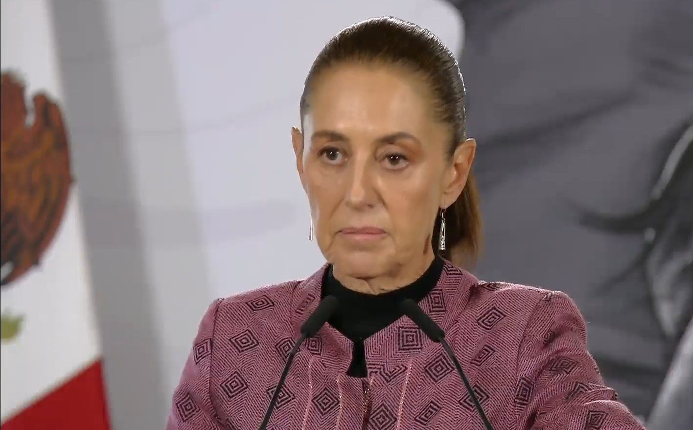 Sheinbaum busca prohibir celulares en escuelas sin garantizar seguridad