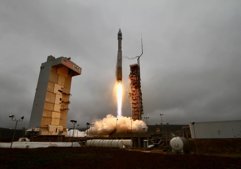Periodistas y militares detenidos en la Fuerza Espacial de California