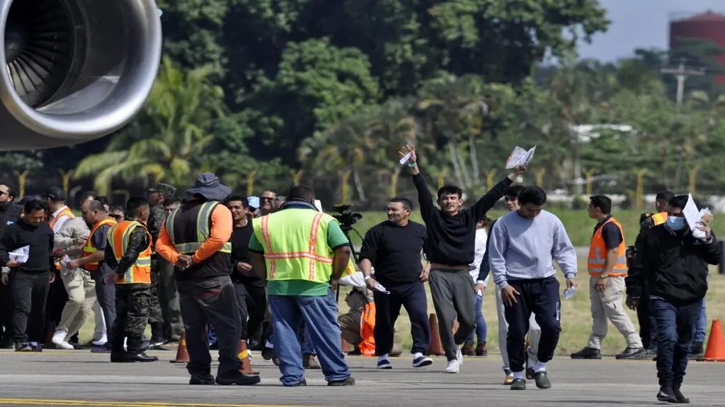 Honduras oculta paradero de 348 mexicanos deportados por EEUU