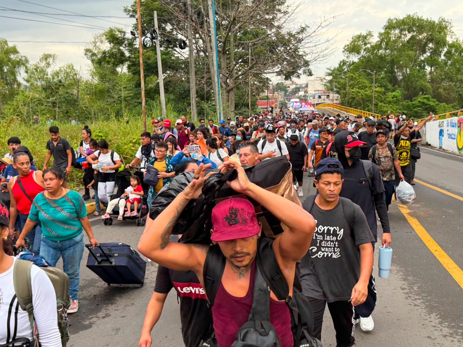 Caravana de 600 migrantes deportados avanza desde Tapachula al norte