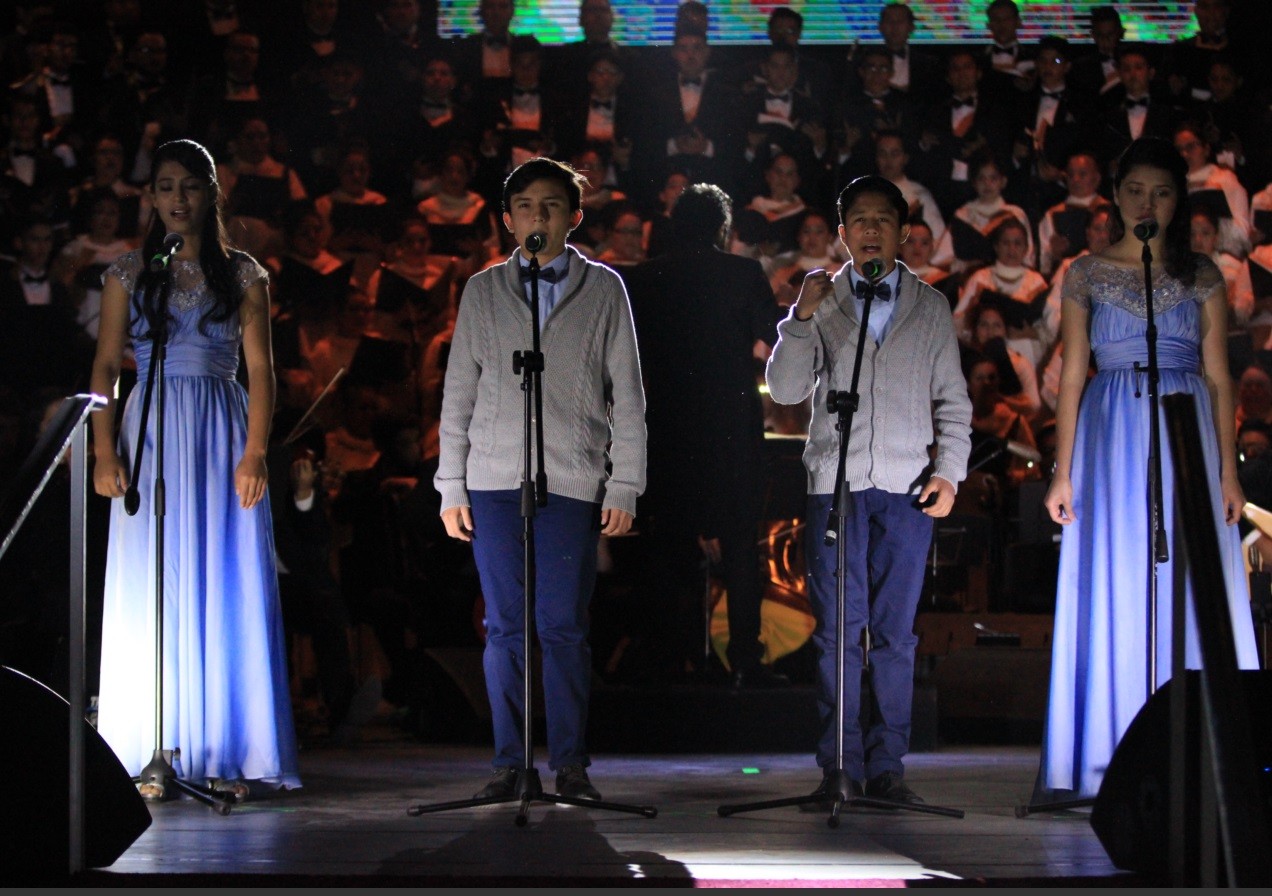 Four young singers during the 2018 celebration of Naasón Joaquín García's leadership at the Luz del Mundo Church. December 14, 2018. Picture from the official Movimiento Ciudadano Jalisco feed at www.flickr.com/photos/dipciudadanos/45608068334/in/photostream/. Four young singers during the 2018 celebration of Naasón Joaquín García's leadership at the Luz del Mundo Church. December 14, 2018. Picture from the official Movimiento Ciudadano Jalisco feed at www.flickr.com/photos/dipciudadanos/45608068334/in/photostream/.