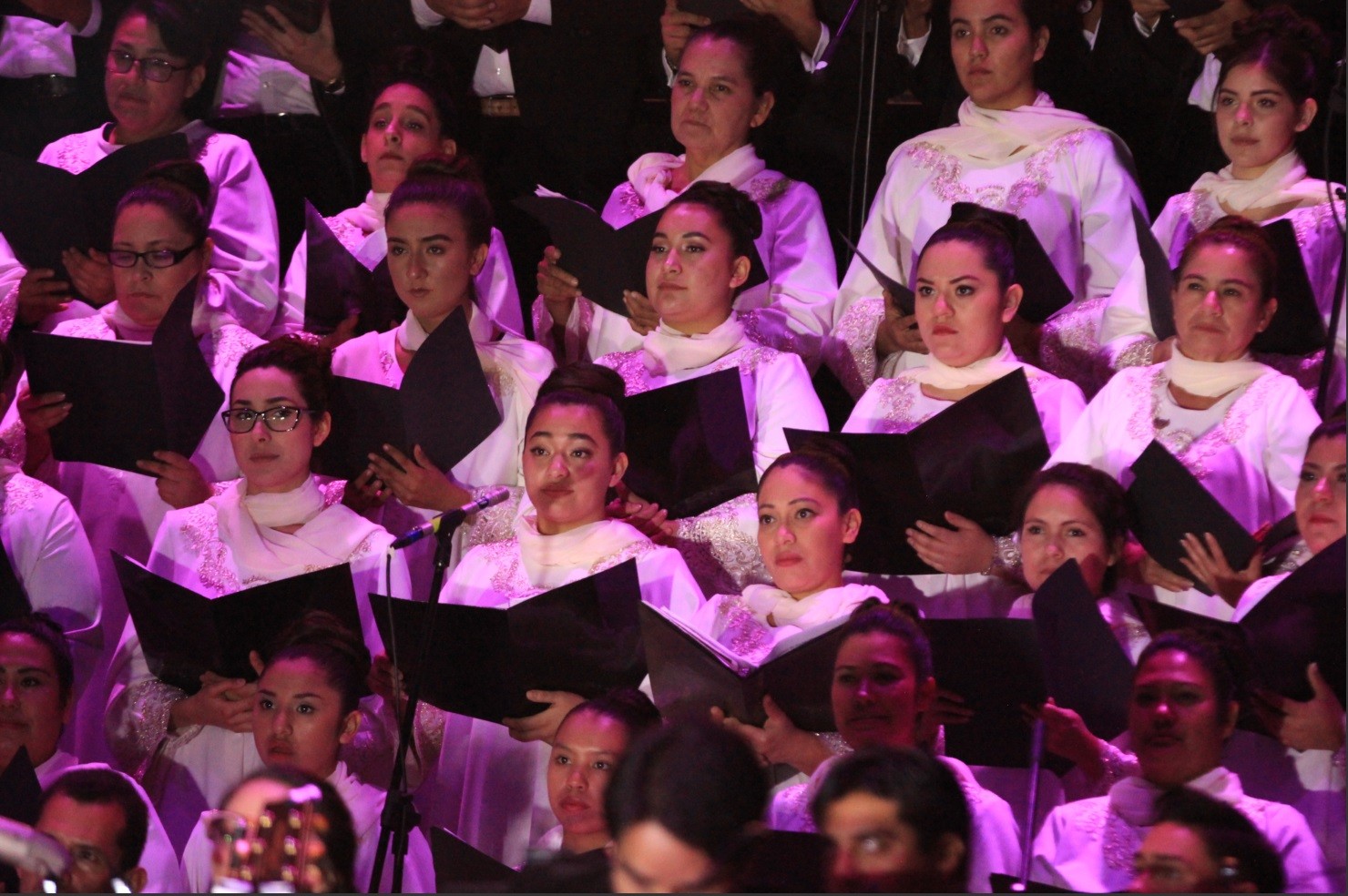 The choir singing during the 2018 ceremony to celebrate Naasón Joaquín García's leadership at the Luz del Mundo Church. December 14, 2018. Picture from the official Movimiento Ciudadano Jalisco feed at www.flickr.com/photos/dipciudadanos/31392362517/in/photostream/. The choir singing during the 2018 ceremony to celebrate Naasón Joaquín García's leadership at the Luz del Mundo Church. December 14, 2018. Picture from the official Movimiento Ciudadano Jalisco feed at www.flickr.com/photos/dipciudadanos/31392362517/in/photostream/.