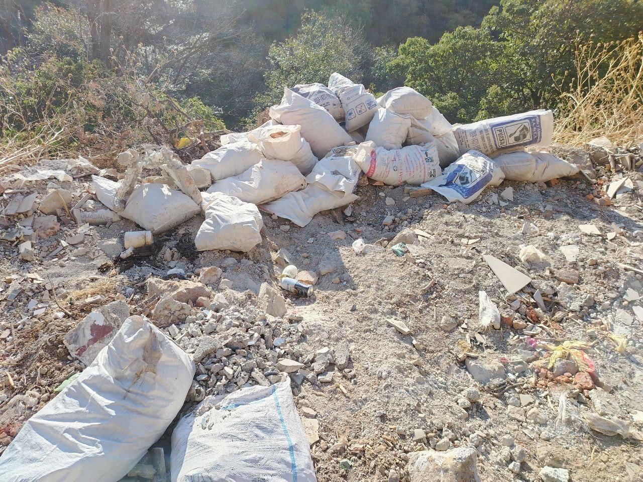 Escombro invade camino hacia la Presa de Mata en Guanajuato. Foto: periodicocorreo.com
