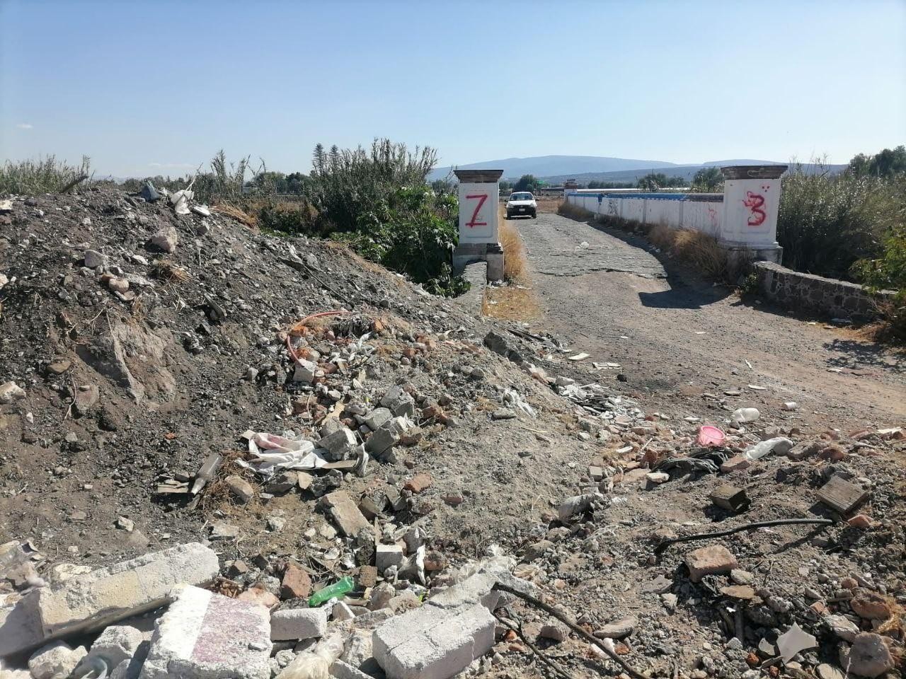 Basura y escombros invaden el puente histórico de Apaseo el Grande. Foto: periodicocorre.com