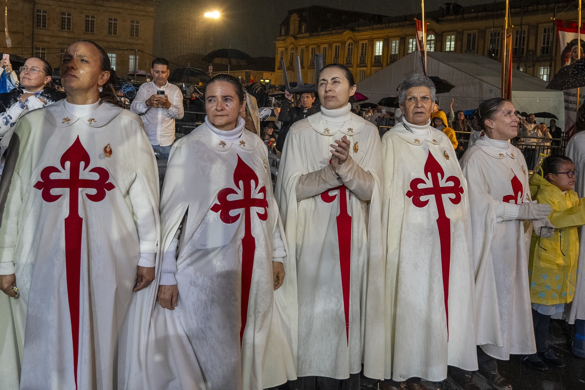 Five adult women from one of the groups linked to the Heralds of the Gospel at Bolívar Square brave the rain during the vigil led by President De la Espriella on August 28, 2026. Picture by the Presidency of Colombia @ www.flickr.com/photos/204852926@N07/55494153277/in/datetaken/ 