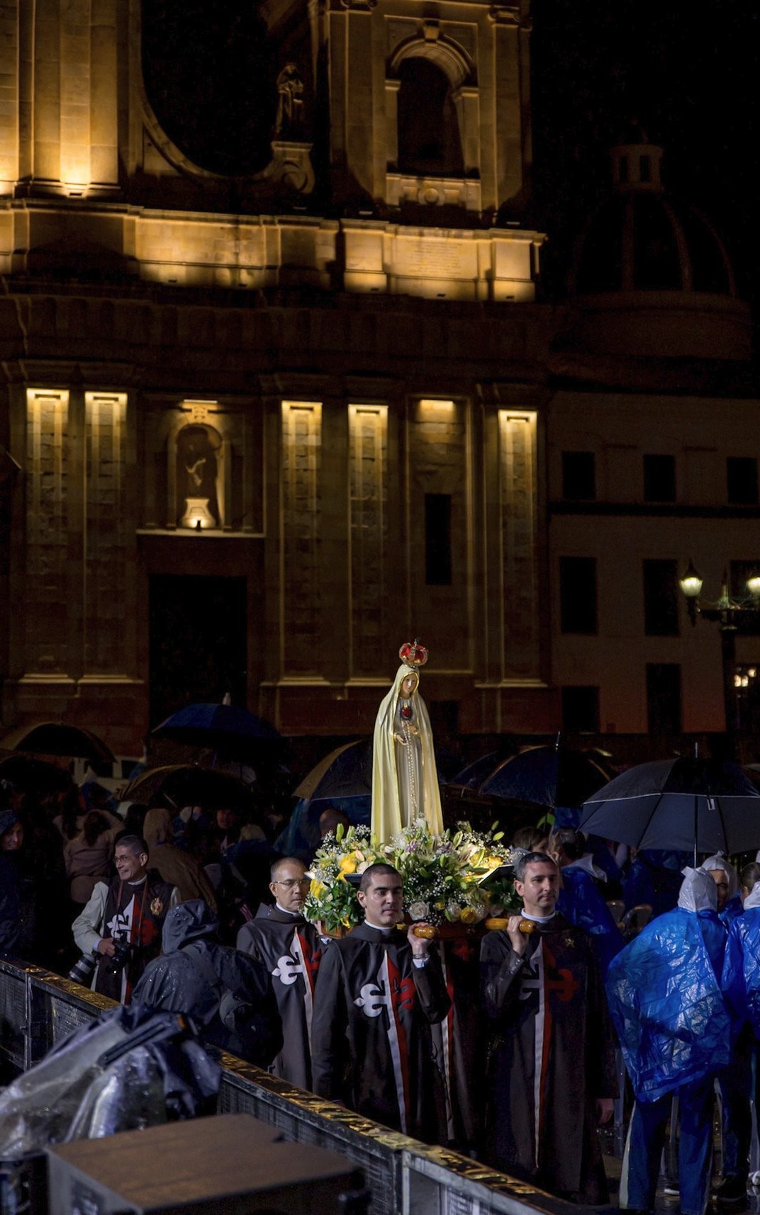 The four members of the Heralds of the Gospel carrying the sculpture of Our Lady of Fatima while the rain falls at Bolívar Square, Bogotá. Picture by the Presidency of Colombia, August 28, 2026 @ www.flickr.com/photos/204852926@N07/55495241513/in/datetaken/