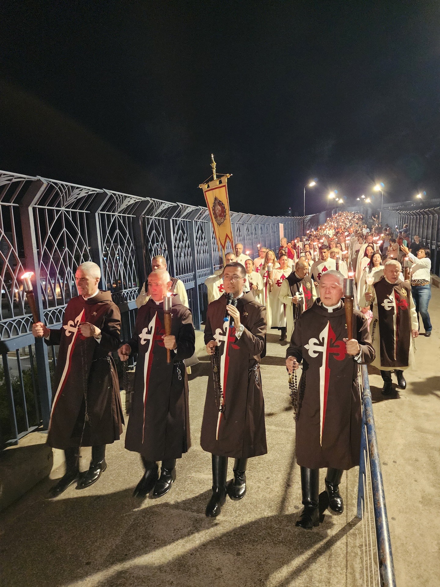 Near the Basilica of Our Lady of Aparecida, a group of Heralds of the Gospel leads a procession, August 2025. Social media of the Arautos.