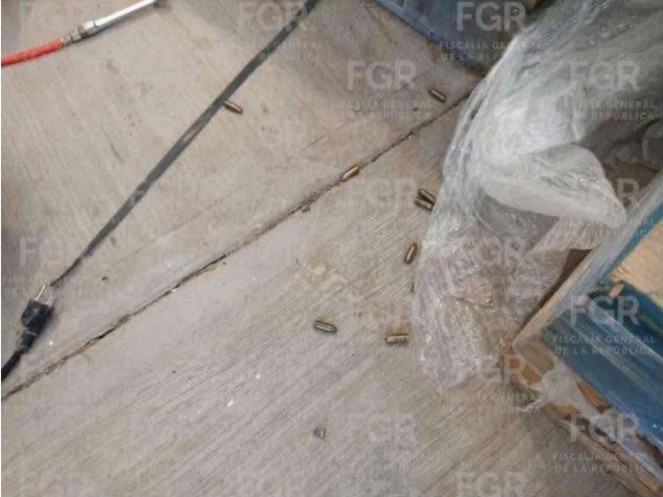 Cartuchos presuntamente localizados por la FGR durante el cateo realizado el 18 de diciembre de 2025 en la residencia de Punta Pescadero. La Fiscalía reportó el hallazgo de 17 municiones, después de que el operativo había sido presentado públicamente como parte de una investigación por narcóticos. Fotos: FGR. Cartuchos presuntamente localizados por la FGR durante el cateo realizado el 18 de diciembre de 2025 en la residencia de Punta Pescadero. La Fiscalía reportó el hallazgo de 17 municiones, después de que el operativo había sido presentado públicamente como parte de una investigación por narcóticos. Fotos: FGR.