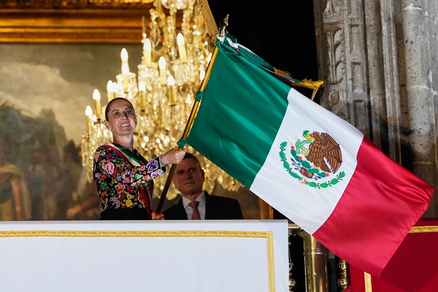 Sheinbaum celebra Independencia mientras violencia cancela festejos