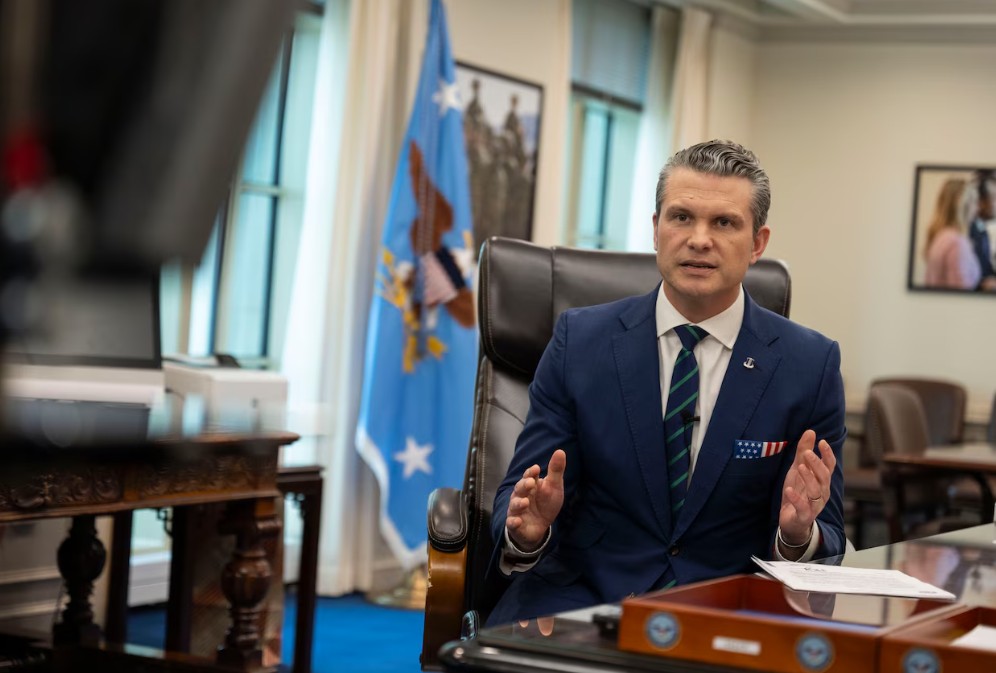 Republicano Thomas Massie fuerza votación para destituir a Hegseth