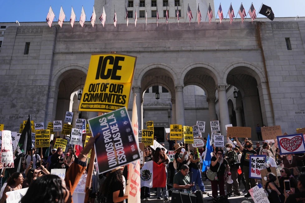 Jueza frena arrestos migratorios sin orden judicial en el sur de California