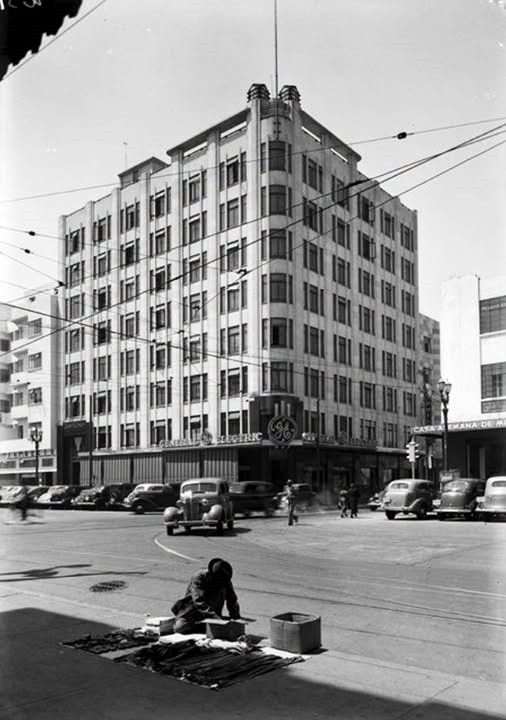 The so-called General Electric Building in Mexico City. To the far left of the frame it is possible to see in white the four floors of what used to be the Escandón Building. Picture from the early 1940s, General National Archive, Mexico.