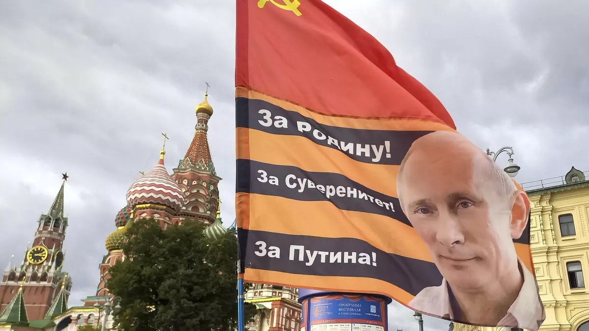 Una bandera con la cara del presidente ruso, Vladímir Putin, y los mensajes “¡por la patria!“, “¡por la soberanía!“ y “¡por Putin!“ onde en Moscú el 15 de septiembre. Foto: Ignacio Ortega/EFE