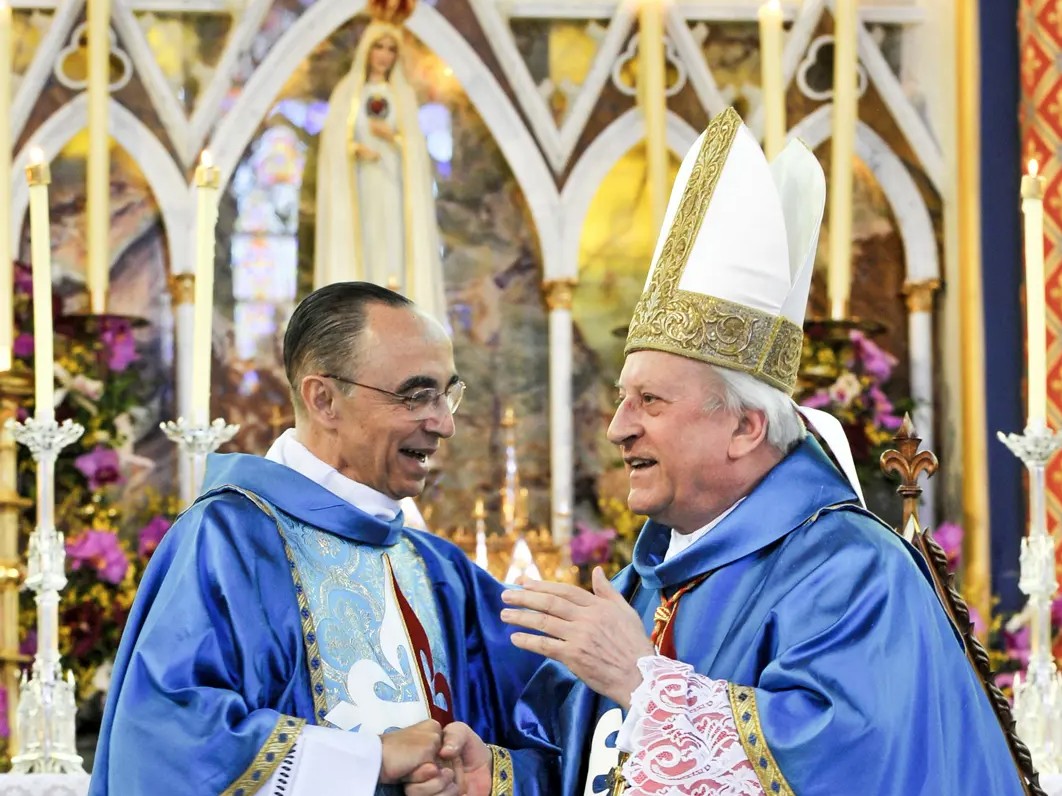 À esquerda, João Scognamiglio Clá Dias, fundador dos Arautos, cumprimenta o Cardeal Franc Rodé após o prelado lhe entregar a medalha Pro Ecclesia et Pontifice em 2009. (Foto: Arquivo oficial / joaocladias.org.br) Imagem reproduzida ao amparo da doutrina do Uso Aceitável (Fair Use, 17 U.S.C. § 107) para fins de reportagem, análise comparativa e comentário crítico sobre estratégias institucionais de mídia. À esquerda, João Scognamiglio Clá Dias, fundador dos Arautos, cumprimenta o Cardeal Franc Rodé após o prelado lhe entregar a medalha Pro Ecclesia et Pontifice em 2009. (Foto: Arquivo oficial / joaocladias.org.br) Imagem reproduzida ao amparo da doutrina do Uso Aceitável (Fair Use, 17 U.S.C. § 107) para fins de reportagem, análise comparativa e comentário crítico sobre estratégias institucionais de mídia.