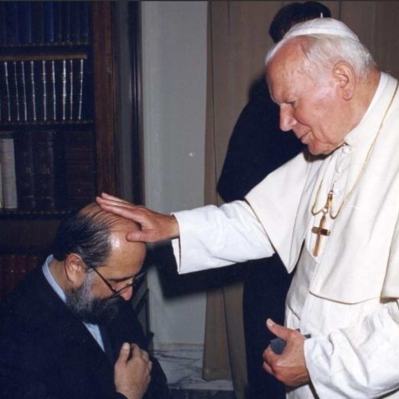 À esquerda, de joelhos, Luis Fernando Figari, um dos fundadores do agora suprimido Sodalício de Vida Cristã, recebe a bênção de João Paulo II. A imagem é provavelmente do início dos anos 2000 e circulou amplamente nas redes sociais associadas à organização peruana. À esquerda, de joelhos, Luis Fernando Figari, um dos fundadores do agora suprimido Sodalício de Vida Cristã, recebe a bênção de João Paulo II. A imagem é provavelmente do início dos anos 2000 e circulou amplamente nas redes sociais associadas à organização peruana.