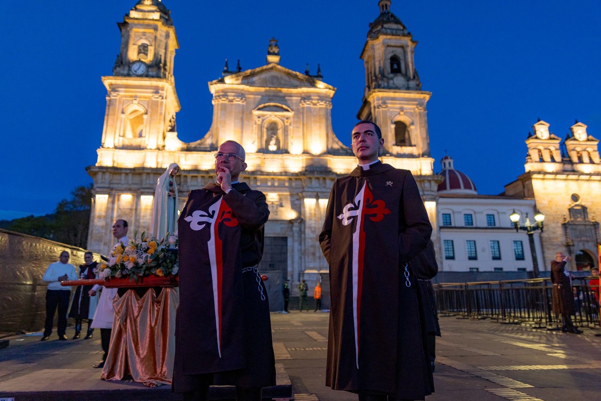Dois membros dos Arautos do Evangelho em frente à Catedral de Bogotá, na Praça de Bolívar, antes do início da vigília liderada pelo presidente De la Espriella em 28 de agosto de 2026. Foto da Presidência da República da Colômbia @ www.flickr.com/photos/204852926@N07/55494462371/in/datetaken/.