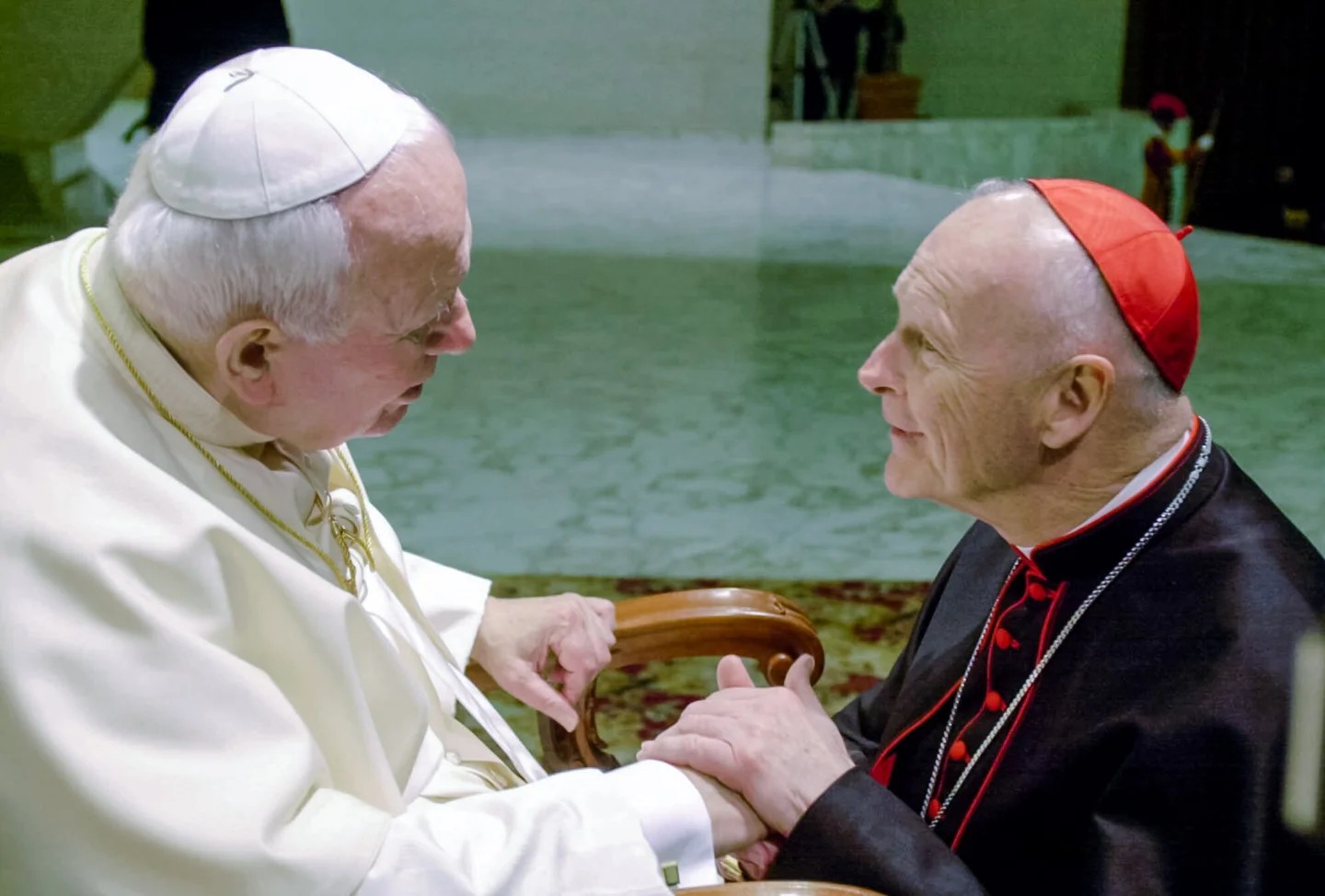 O então cardeal Theodore McCarrick cumprimenta o Papa João Paulo II durante uma audiência geral após o consistório na Sala Paulo VI, Roma, 23 de fevereiro de 2001. (Foto: Arquivo / Associated Press / Massimo Sambucetti) Imagem utilizada ao abrigo da Doutrina de Uso Justo (Fair Use, 17 U.S.C. § 107) para informação, análise comparativa e comentário crítico sobre estratégias institucionais de mídia. O então cardeal Theodore McCarrick cumprimenta o Papa João Paulo II durante uma audiência geral após o consistório na Sala Paulo VI, Roma, 23 de fevereiro de 2001. (Foto: Arquivo / Associated Press / Massimo Sambucetti) Imagem utilizada ao abrigo da Doutrina de Uso Justo (Fair Use, 17 U.S.C. § 107) para informação, análise comparativa e comentário crítico sobre estratégias institucionais de mídia.