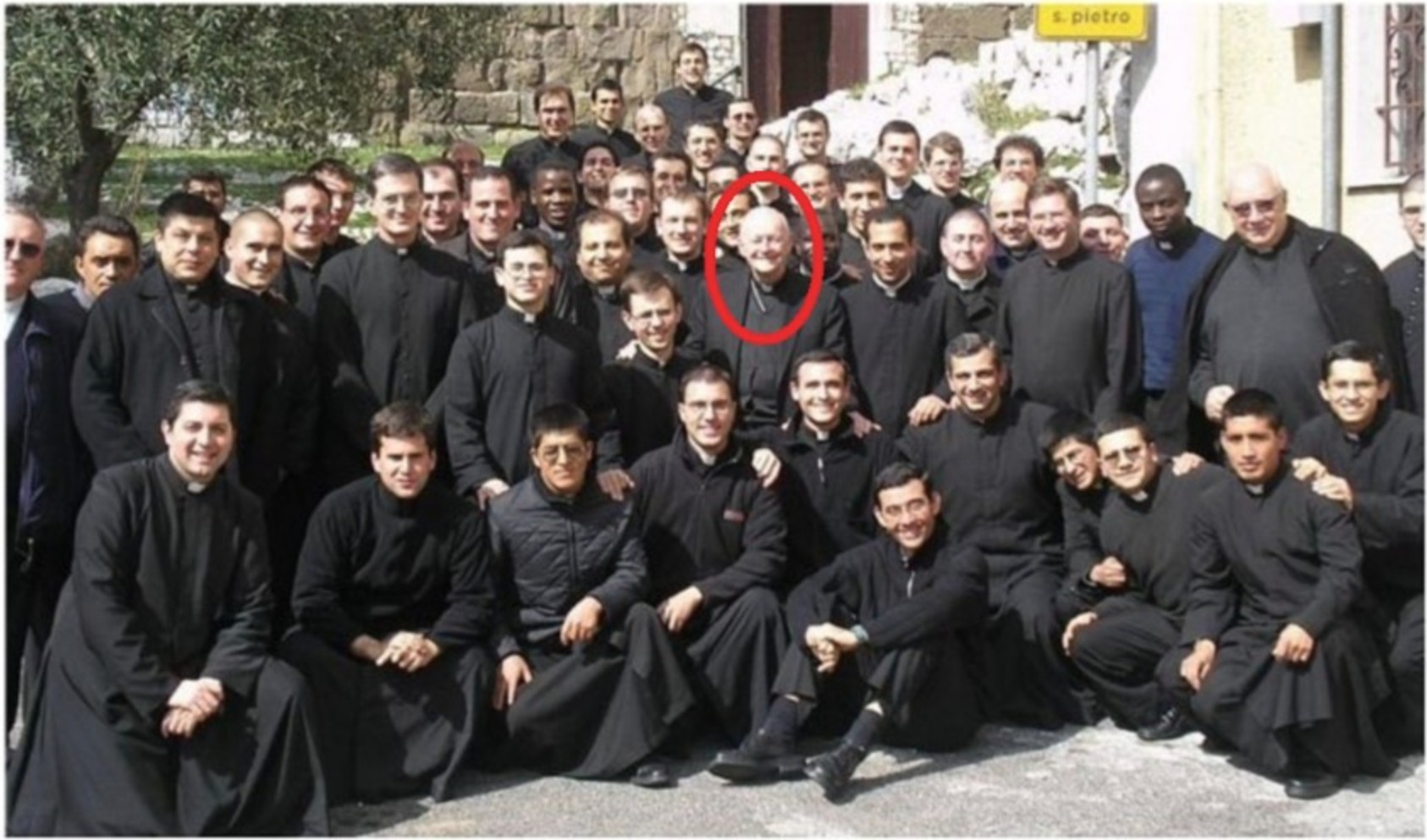 No círculo vermelho, o então Cardeal Theodore McCarrick em Roma com sacerdotes e seminaristas do Instituto do Verbo Encarnado (IVE), entre eles, à extrema direita com óculos escuros, Carlos Miguel Buela, 2006. (Foto: De uma publicação agora removida das redes sociais do IVE). No círculo vermelho, o então Cardeal Theodore McCarrick em Roma com sacerdotes e seminaristas do Instituto do Verbo Encarnado (IVE), entre eles, à extrema direita com óculos escuros, Carlos Miguel Buela, 2006. (Foto: De uma publicação agora removida das redes sociais do IVE).