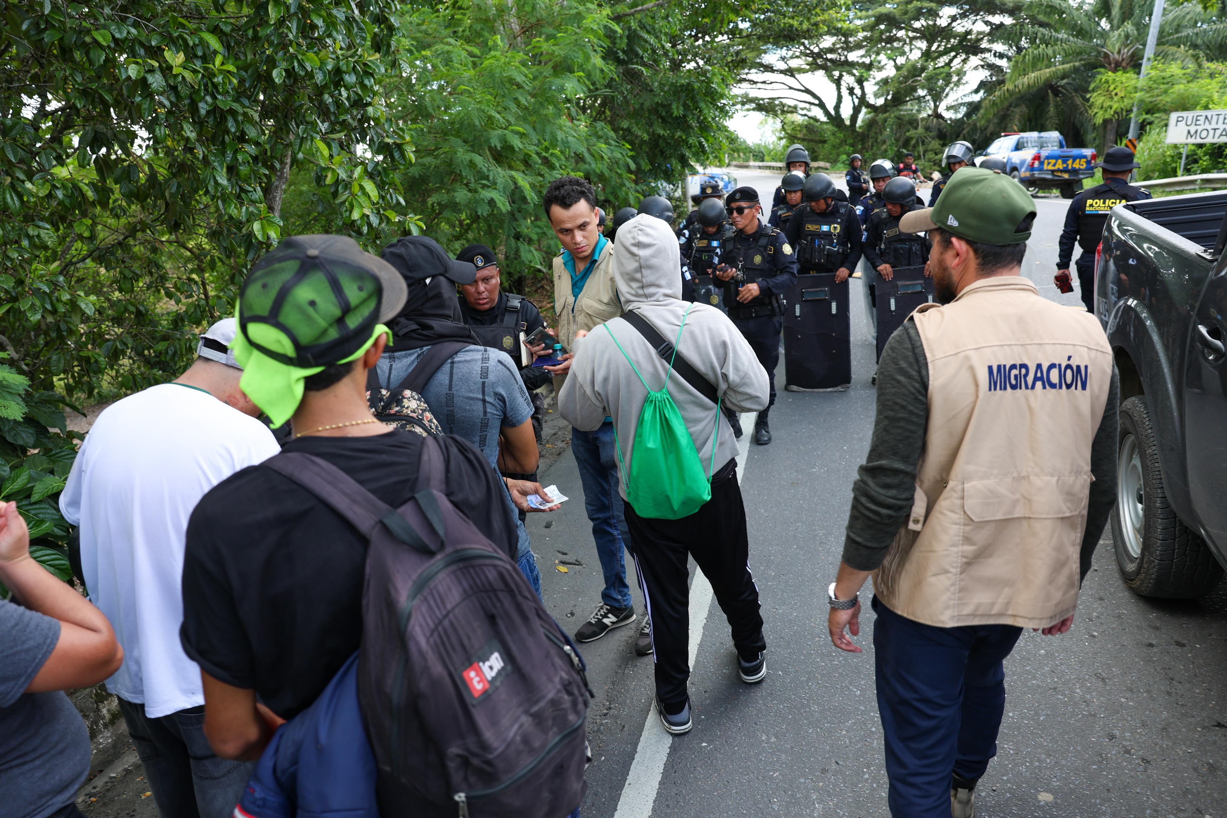 Guatemala registra unos 400 migrantes hondureños y refuerza frontera